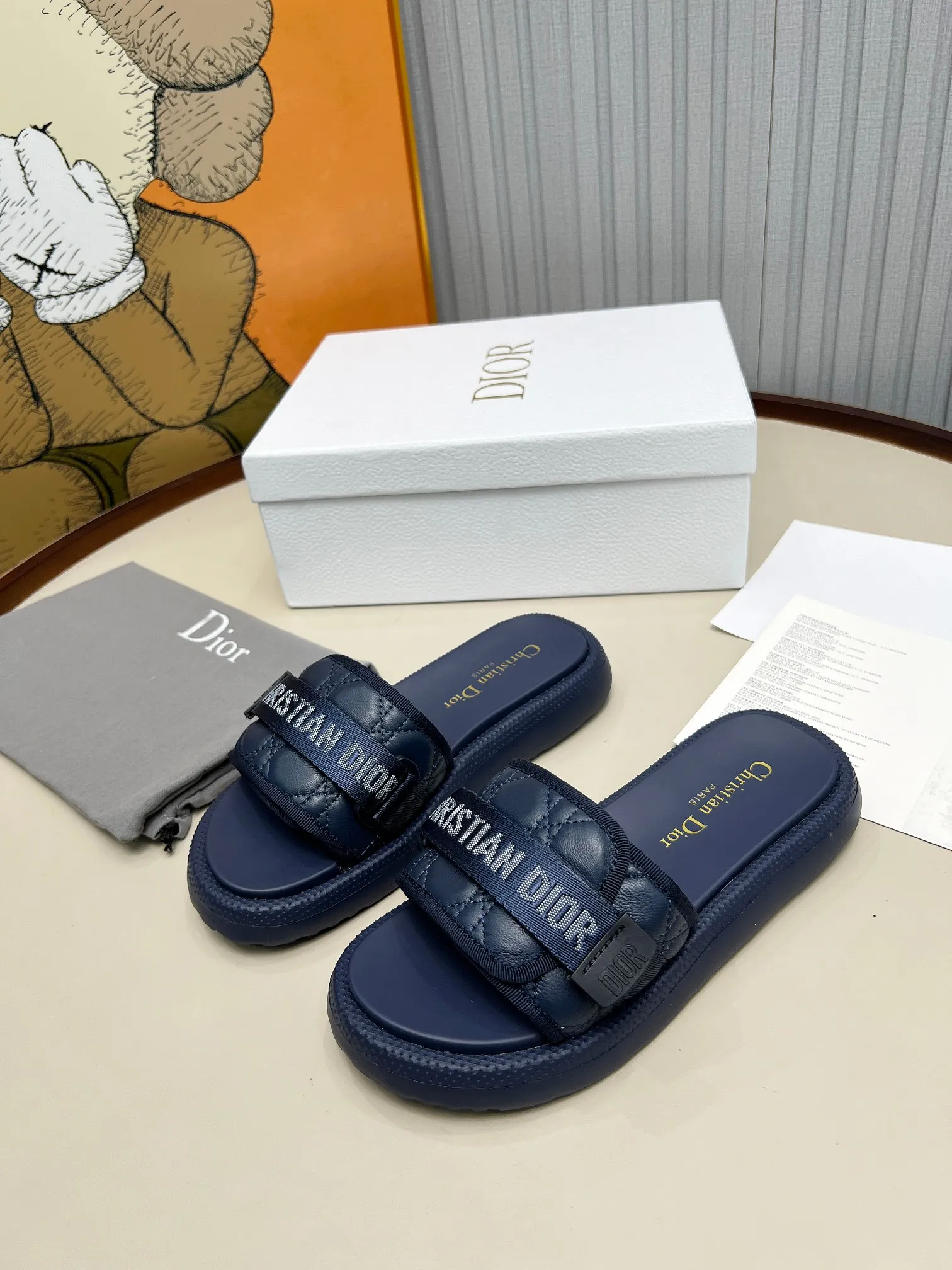 👟👟Ex-factory price 420👟👟 Dior Dior high version slippers, 👏👏2025 new classic model 🔥purchasing level qualityhot-selling thick-soled slippers in foreign counters💋———————————— Upper➕Inner: Original customized special electric embroidery material, Sole: Original mold 1.1 (lightweight) Bottom thickness: heel 5cm, forefoot 3cm, size 35-40 (with full set of packaging, cloth bag handbag, card instructions). You are welcome to place an order in advance, first come first served. Win-win cooperation.
